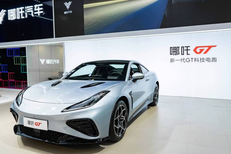 广州242哪吒汽车在智能汽车领域的表现，领途汽车在新能源汽车市场中的影响力